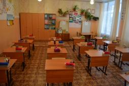 Кабинеты технологии и кулинарии для девочек (общей площадью 109,8 кв м) Оборудование: 10 электрических швейных
машин, оверлок, гладильная доска, электрическая печь, печь СВЧ, холодильник, шкафы для посуды, 2 раковины с подводкой холодной и горячей воды через смеситель, наборы кухонной посуды. Для теоретических и практических занятий в кабинете технологии установлена ученическая мебель.