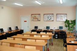По периметру оборудовано 10 рабочих мест с ВДТ на базе плоских дискретных экранов и рабочее место учителя. Мебель: специальные столы, стулья, регулируемые по высоте. В центре кабинета для проведения теоретических занятий установлена ученическая мебель. В кабинете имеется мультимедийный проектор, интерактивная доска, принтер, сканер, ионизатор.