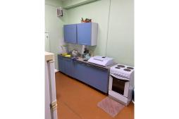 Кабинеты технологии и кулинарии для девочек (общей площадью 109,8 кв м) Оборудование: 10 электрических швейных машин, оверлок, гладильная доска, электрическая печь, печь СВЧ, холодильник, шкафы для посуды, 2 раковины с подводкой холодной и горячей воды через смеситель, наборы кухонной посуды. Для теоретических и практических занятий в кабинете технологии установлена ученическая мебель.